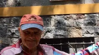 Stanley Strychacki przy tablicy, upamiętniającej Club 57