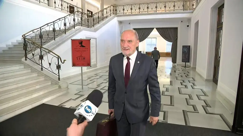 Antoni Macierewicz pytany przez reportera TVN24 na korytarzu sejmowym