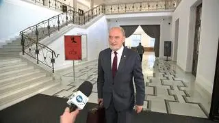 Antoni Macierewicz pytany przez reportera TVN24 na korytarzu sejmowym
