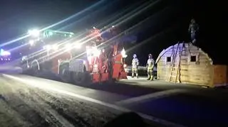 Na drogę ekspresową spadł drewniany domek