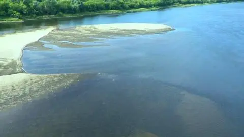 Bywa, że opalają się na nich rodziny z dziećmi. Łachy omijajcie z daleka