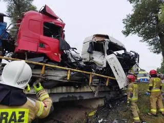 Czołowe zderzenie dwóch ciężarówek na drodze krajowej. Nie żyje 52-letni mężczyzna