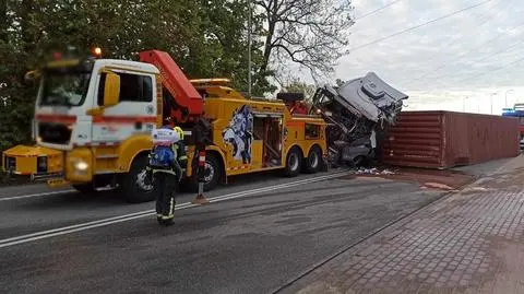Ciężarówka zsunęła się z holu i przewróciła się na jezdnię
