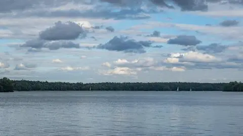 Ojciec sterował łodzią, ciągnął pięciolatkę na materacu. Dziecko zranione przez śrubę silnika