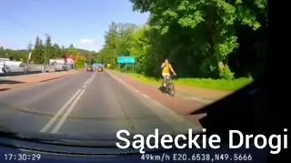W trakcie wyprzedzania na ścieżce rowerowej znajdowali się rowerzyści