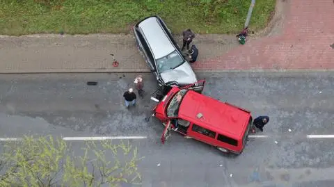 Sześć osób w szpitalu po wypadku busa i auta osobowego. Przyleciał śmigłowiec LPR, przyjechało kilka karetek