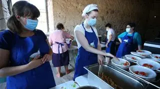 Wolontariusze spędzają "alternatywne wakacje" razem z uchodźcami przebywającymi na Lesbos