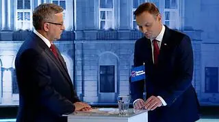 Duda wręcza Komorowskiemu partyjną flagę. Prezydent oddaje ją Olejnik