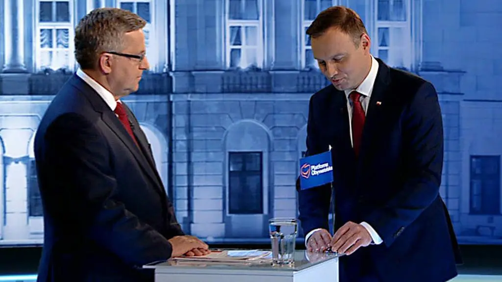 Duda wręcza Komorowskiemu partyjną flagę