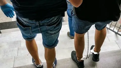 "Bili po twarzy i grozili nożem, a wychodząc z hotelu zabrali sprzęt elektroniczny, okulary i torbę"
