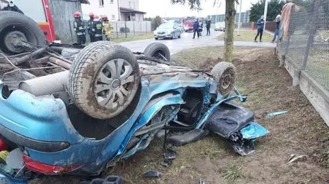 28-latka prowadziła bez uprawnień, dachowała. Jej czteroletni syn wypadł z auta na drogę