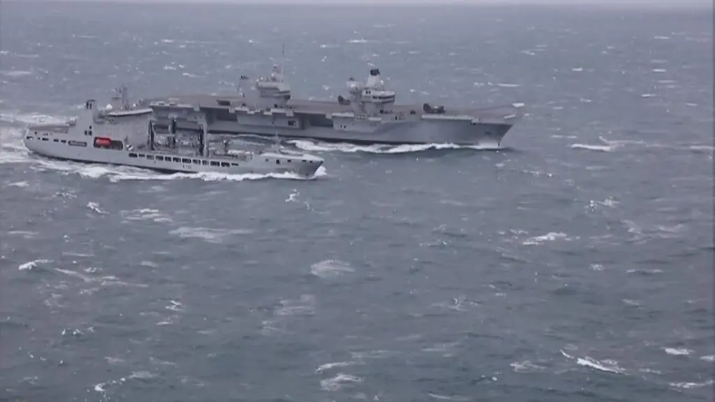 HMS Queen Elizabeth na sztormowym Atlantyku