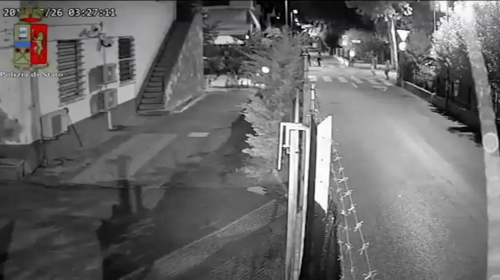 Policja opublikowała film z monitoringu w Rimini (część 2)