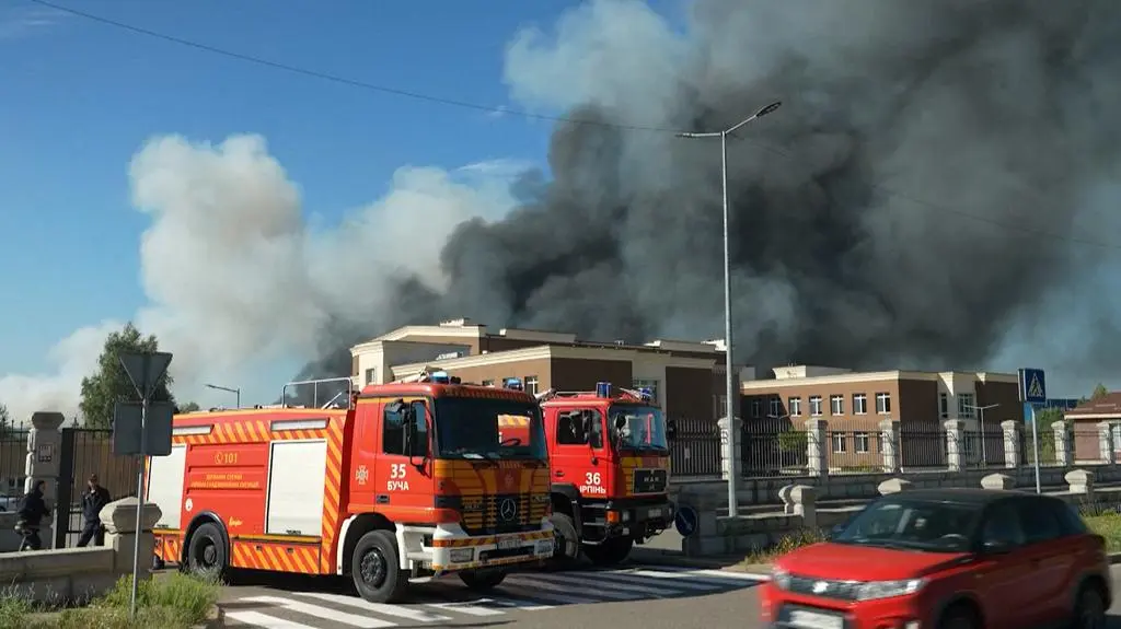 Służby w miejscu rosyjskiego ataku pod Kijowem