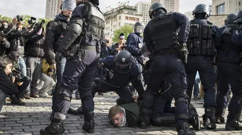 Stan wyjątkowy znów przedłużony. Francuzi mają dość, atakują nawet policjantów