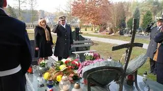 Kwiaty na grobie admirała floty Andrzeja Karwety złożył dowódca MW admirał floty Tomasz Mathea w towarzystwie żony adm
