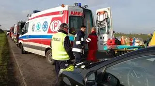 Z nieustalonej przyczyny kierowca stracił panowanie nad samochodem, wypadł z drogi i wjechał do rowu
