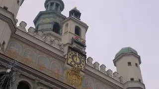 Koziołki w świątecznych kubraczkach na wieży poznańskiego ratusza