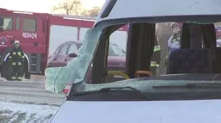 Po zderzeniu bus wjechał do rowu i przewrócił się