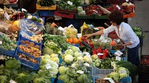 warzywa bazar shutterstock_1201106236