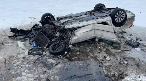 Kierowca uderzył w drzewo i dachował