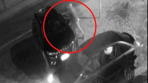 Podjechali do auta, wybili szybę i rozpylili substancję. Policja poszukuje świadków. Nagranie