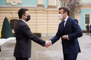 Prezydenci Francji i Ukrainy, Emmanuel Macron i Wołodymyr Zełenski 