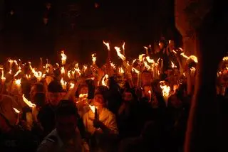 Zebrani przenoszą płomień do swoich domów i wspólnot religijnych