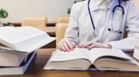 lekarz student medycyny shutterstock_1009209760_S