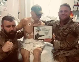 Paul Grey (z prawej), Manus McCaffery (w środku) i dowódca legionu gruzińskiego Mamuka Mamulaszwili (z lewej)