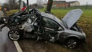 Auto zjechało z drogi, uderzyło w drzewo i wylądowało w rowie 