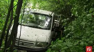 Samochód dostawczy przewożący płyty nagrobne po kolizji zjechał do rowu