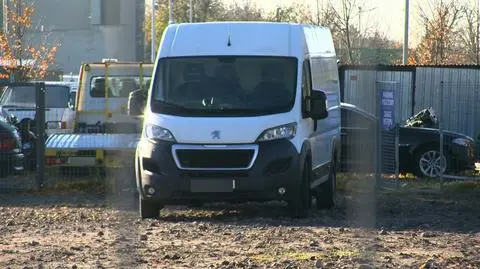 Obcokrajowcy podróżowali w części ładunkowej busa