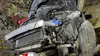 Auto wpadło do strumyka