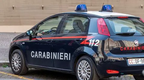 policja carabinieri wlochy - CFEDEph shutterstock_1995525533