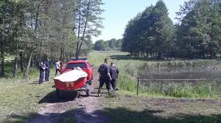 W akcji policjantom pomagali strażacy