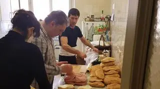 Kardynał Konrad Krajewski przygotowuje posiłki dla chorych i bezdomnych