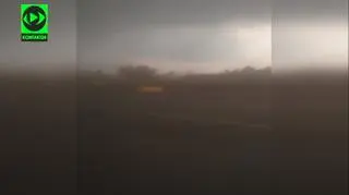 Internauta nagrał burzę nad lotniskiem w Balicach