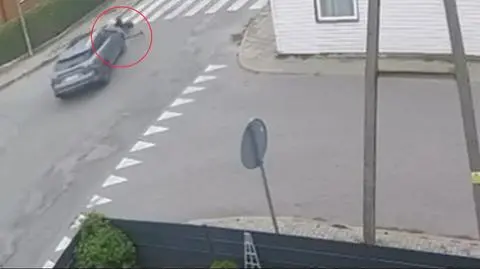 Upadła na jezdnię, a potem na chodnik 