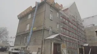 To podczas remontu tego dachu znaleziono zabytkową broń