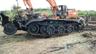 Wydobycie pojazdu nieopodal Białobrzegu