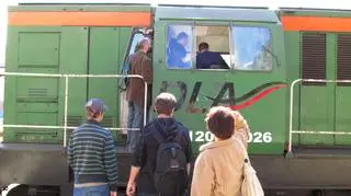 Zwiedzający siadali za sterami