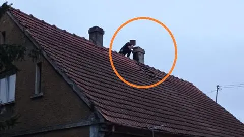 Przed policjantami próbował ukryć się na dachu