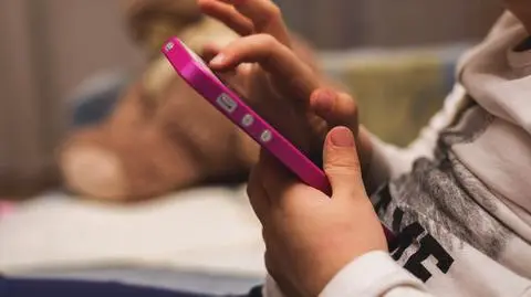 dzieci telefon media społecznościowe