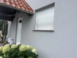 Brudne rolety w domu przy ul. Strażackiej w Przylepie. Mieszkańcy boją się dotykać osadu