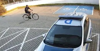 Pijany rowerzysta przyjechał na policyjny parking