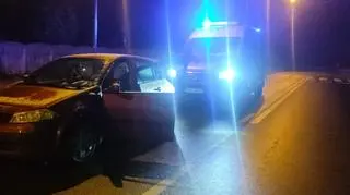 Policjanci zatrzymali kierowcę do kontroli, bo nie włączył kierunkowskazu przy skręcaniu