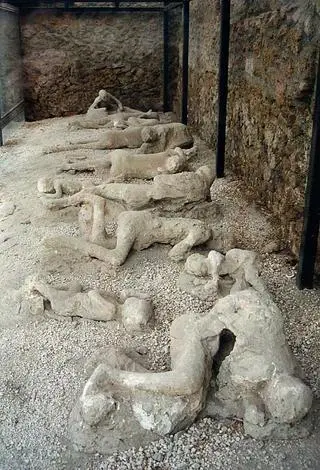Pompeje. Odlewy kształtów ciał ofiar wybuchu Wezuwiusza