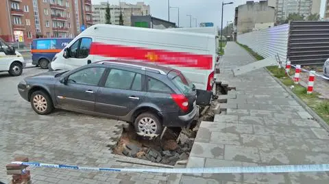 Auta zapadły się w dziurze na chodniku