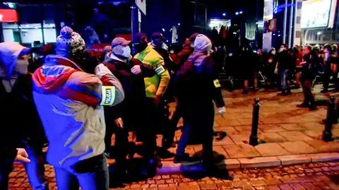 Nieumundurowani policjanci podczas protestu na placu Powstańców Warszawy